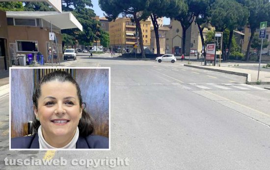 Viterbo - Strisce pedonali invisibili - Piazza dei Caduti vicino fermata degli autobus - Nel riquadro la sindaca Chiara Frontini