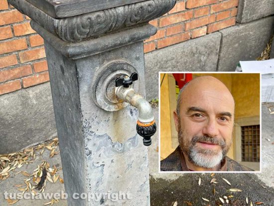 Pratogiardino Lucio Battisti – L’indecente rubinetto della fontanella all’entrata del parco cittadino - Nel riquadro l'assessore Stefano Floris