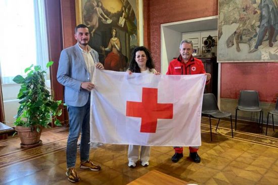 Viterbo - La bandiera della Croce rossa italiana in comune