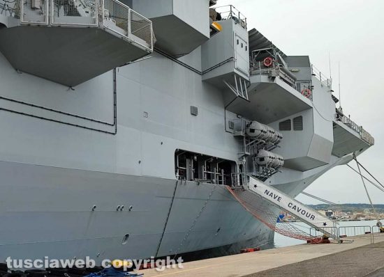 La nave "Cavour" al porto
