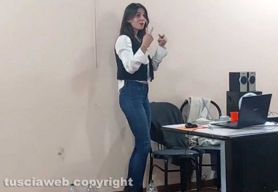 Giulia Clementi di Happy free hands sulle note di "Baila Morena" di Zucchero in lingua dei segni
