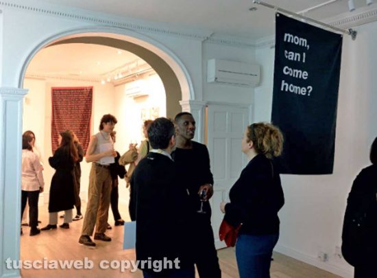 Londra - Le bandiere di Luca Marcelli Pitzalis esposte all'Ubicua Gallery