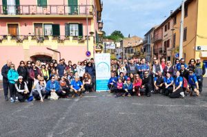 Escursionisti in partenza per il cammino dei tre villaggi