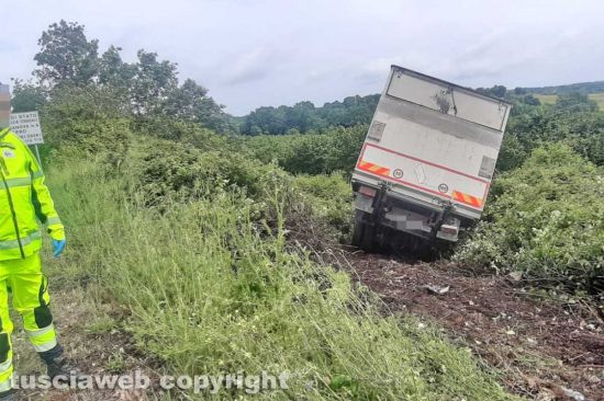 Furgone fuori strada sulla superstrada