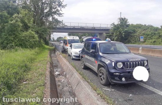 Furgone fuori strada sulla superstrada