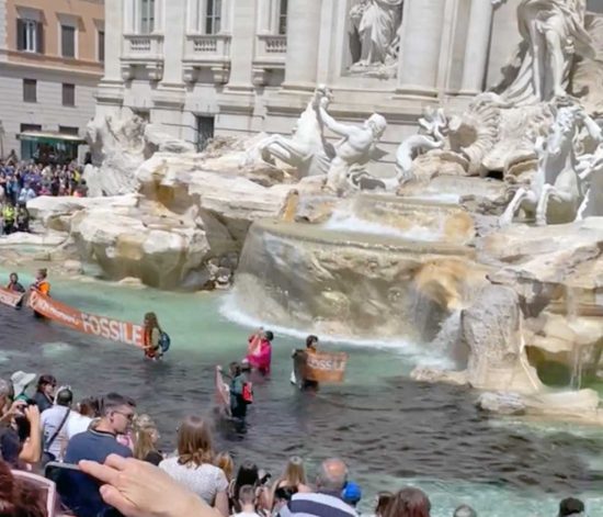 Liquido nero nella fontana di Trevi