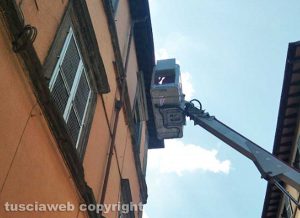 Viterbo - L'intervento dei vigili del fuoco in largo Cesare Battisti
