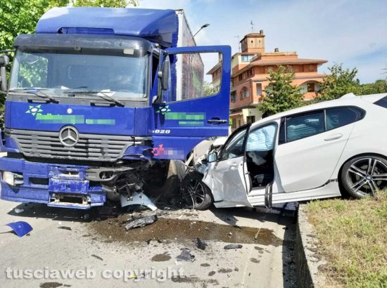 Montefiascone - Scontro auto-camion sulla Cassia