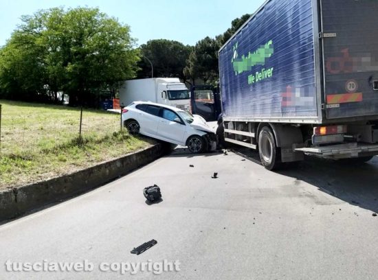 Montefiascone - Scontro auto-camion sulla Cassia