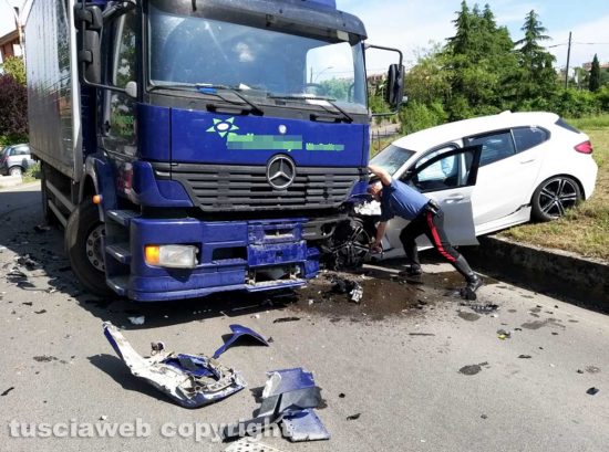 Montefiascone - Scontro auto-camion sulla Cassia
