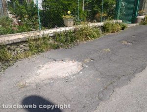 Viterbo - Buche attappate fai da te in via Don Minzoni