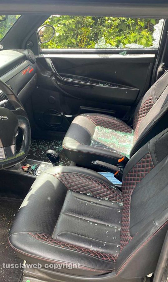 Viterbo - Atto vandalico in via delle Fortezze - Minicar con vetri infranti e danni alle autoradio e agli interni