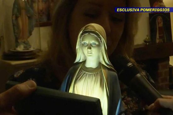 La statua della Madonnina che piange