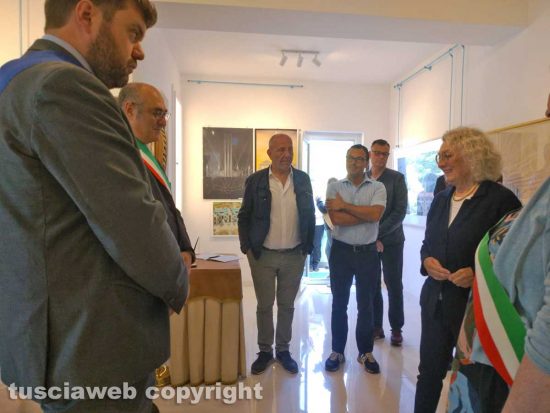 Calcata - La camera ardente dell'architetto Paolo Portoghesi - A destra la cognata Nicoletta Massobrio