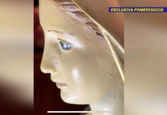 La statua della Madonnina che piange