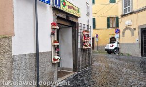 Viterbo - La tabaccheria in via delle Fabbriche