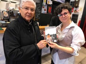 Viterbo - Vanessa Sansone dona una copia delle Inamabili al Vescovo Piazza