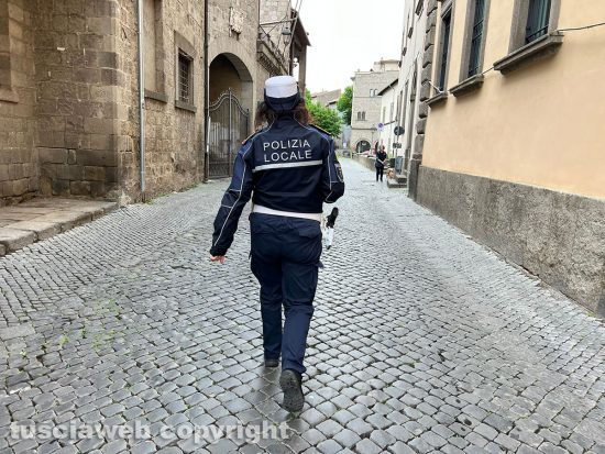 Viterbo - Polizia locale alla passeggiata con i conduttori di joelette