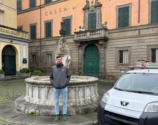 Giovanni Maria Izzi davanti alla fontana di piazza Dante