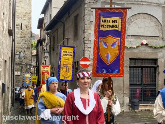 Santissimo Salvatore - La piccola processione di confraternite, musici e figuranti 