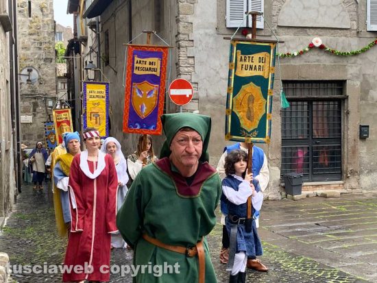 Santissimo Salvatore - La piccola processione di confraternite, musici e figuranti 