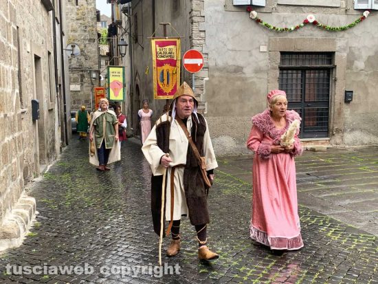 Santissimo Salvatore - La piccola processione di confraternite, musici e figuranti 