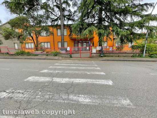 Viterbo - Strisce pedonali davanti a una scuola in via Alessandro Volta