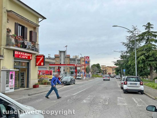 Viterbo - Un pedone attraversa rapidamente le strisce pedonali tra Carmine e Pianoscarano