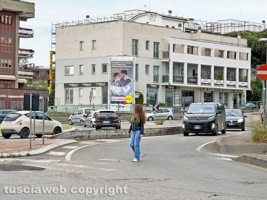 Viterbo - Una ragazza attraversa le strisce pedonali, inesistenti, presso la rotatoria vicino alla fermata del Riello