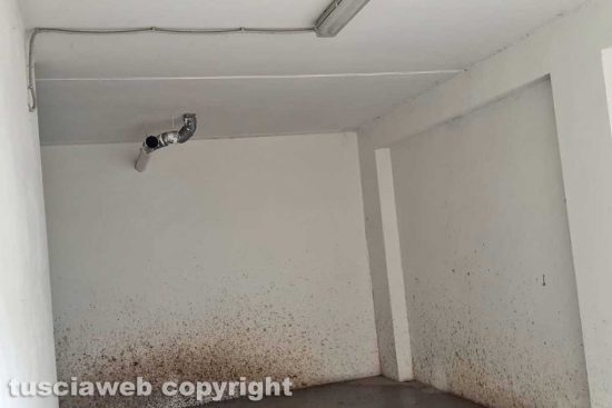 Viterbo - Il garage danneggiato in via Cassia nord