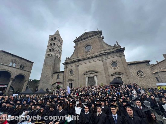 Viterbo - Unitus - Consegna diplomi a piazza san Lorenzo