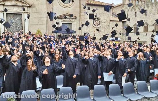 Viterbo - Unitus - Consegna diplomi a piazza san Lorenzo