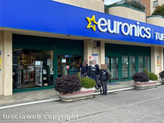 Viterbo - Furto all'Euronics - Polizia scientifica