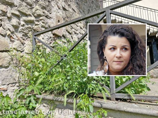 Viterbo - I giardinetti di palazzo dei Priori - Nel riquadro la sindaca Chiara Frontini