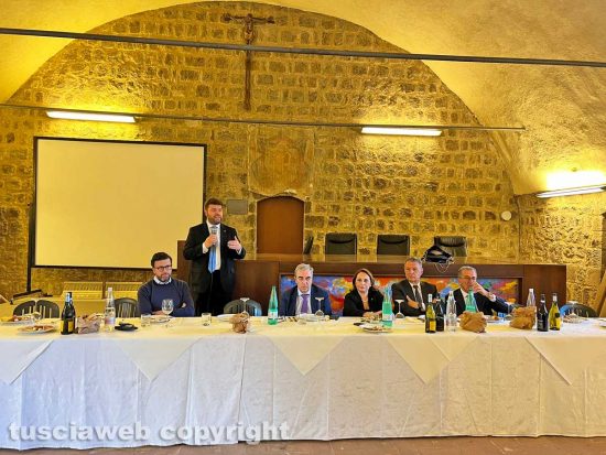 Viterbo - Il tavolo con il vicepresidente del senato Maurizio Gasparri al pranzo di Forza Italia
