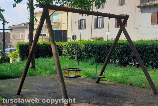 Viterbo - Le erbacce al parco giochi di piazza donna Olimpia