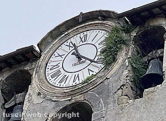 Viterbo - Il campanile della chiesa di San Sisto con l'orologio coperto dall'erba 