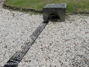 Pratogiardino Lucio Battisti - La caditoia finale del viale otturata dalla ghiaia