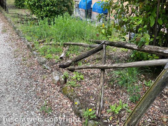 Pratogiardino Lucio Battisti - La staccionata crollata per una decina di metri