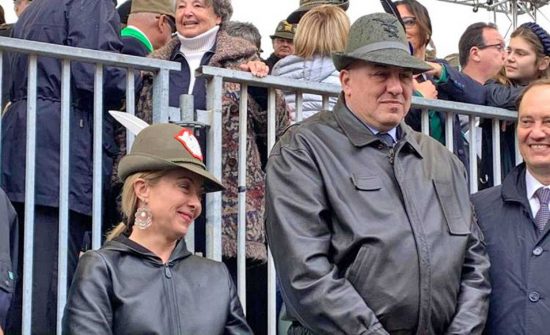 Giorgia Meloni e Guido Crosetto all'adunata degli alpini