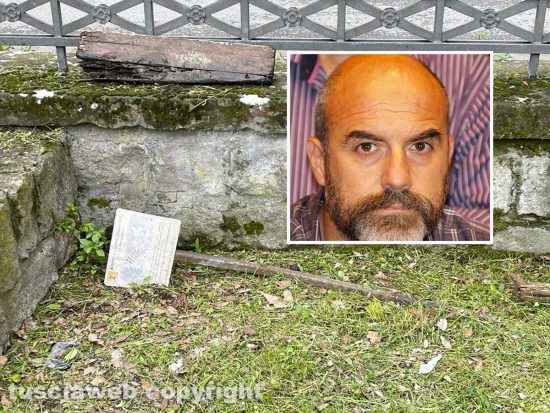 Pratogiardino Lucio Battisti abbandonato - Un pezzo di legno e un cartello a terra in bella vista sulla cancellata esterna - Nel riquadro lassare Stefano Floris