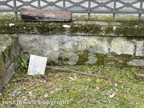 Pratogiardino Lucio Battisti abbandonato - Un cartello a terra sulla cancellata esterna