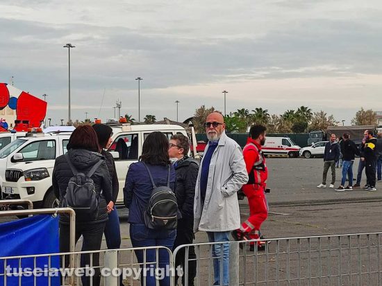 Civitavecchia - La Ocean Viking - Il sindaco Ernesto Tedesco