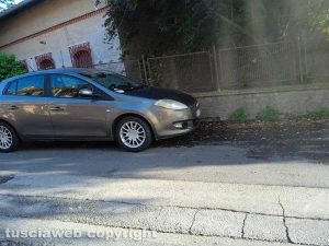 Viterbo - Una macchina parcheggiata in strada del Crocifisso