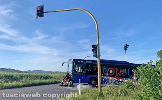 Viterbo - Scontro autobus-moto sulla Cassia nord, un morto