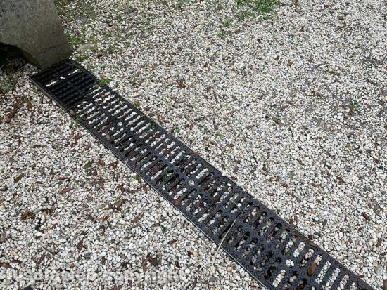 Pratogiardino Lucio Battisti - La caditoia finale del viale otturata dalla ghiaia
