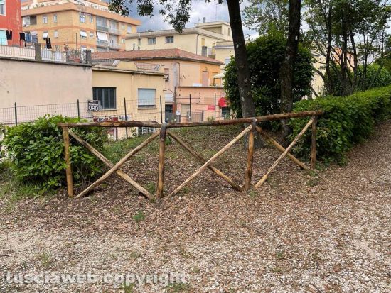 Pratogiardino Lucio Battisti - uno dei due tratti di staccionata sistemata