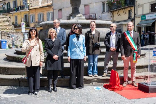 Ronciglione - Scudi blu a fontana dell'unicorno e porta romana