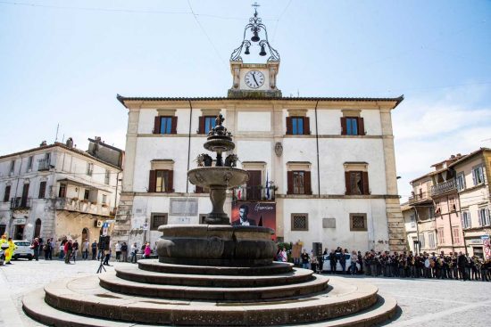 Ronciglione - Scudi blu a fontana dell'unicorno e porta romana