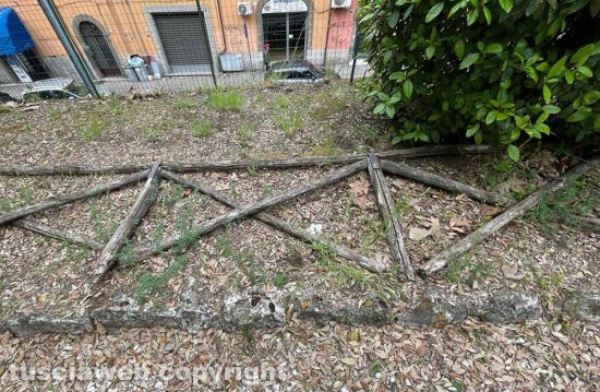 Pratogiardino Lucio Battisti - La staccionata crollata